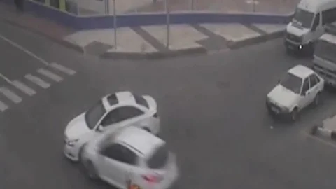 Çıplak Vatandaş Mobeselere Takıldı