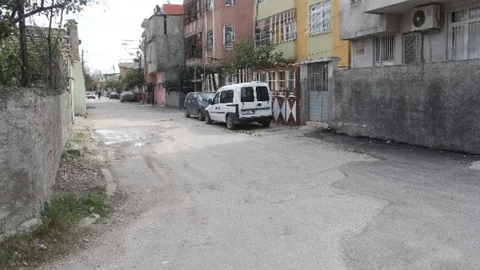 Kuzeninin Gırtlağını Kesti