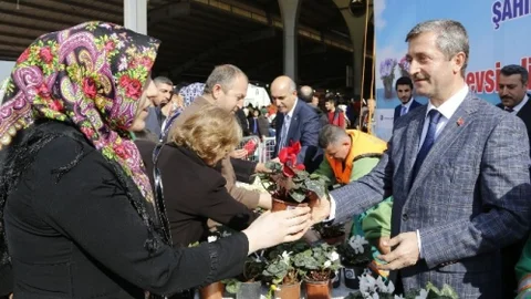 Gaziantep'te 80 Bin Çiçek Dağıtıldı