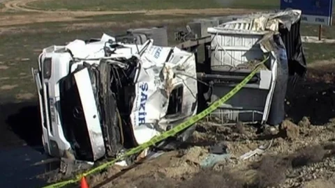 Tir Şarampole Devrildi 1 Ölü