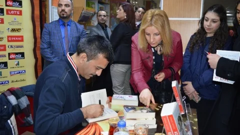 Yazar Sinan Akyüz Malatyalı Hayranlarıyla Buluştu