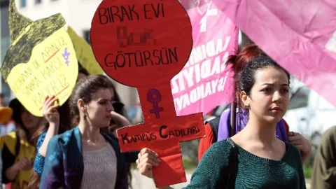 Mersinli Kadınlar 'kadına Şiddete' Karşı Yürüdü Miting Yaptı