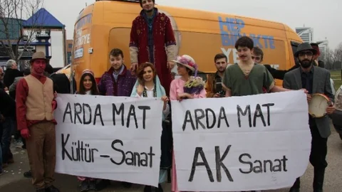 Milletvekili Aday Adayına Öğrencilerinden Tiyatrolu Destek
