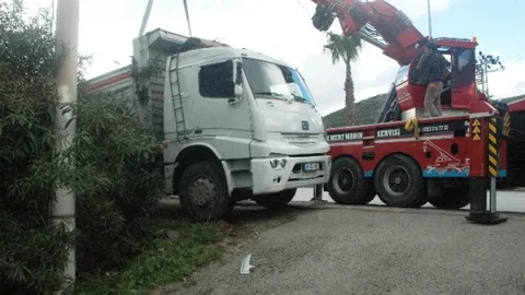 Fireni Boşalan Kamyon Dereye DÜştü