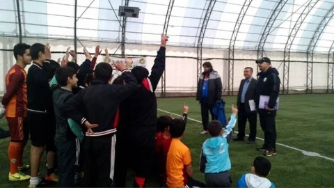 Galatasaraylı Kamuran Şirin Diclekent Futbol Okulu'nda İncelemelerde Bulundu