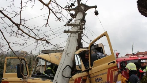 Kamyonet Elektrik Direğine Çarptı 1 Yaralı