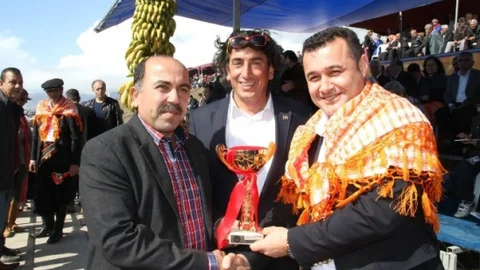 Altın Muz Deve Güreşleri Festivali