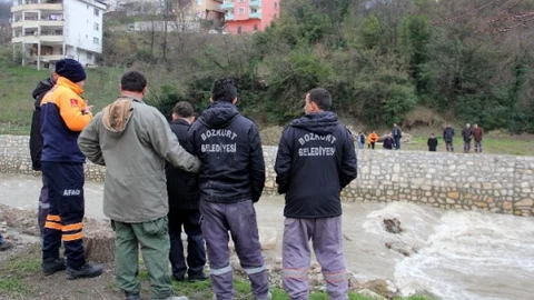 Ezine Çayı'nda Kaybolan Kadına Ulaşılamadı