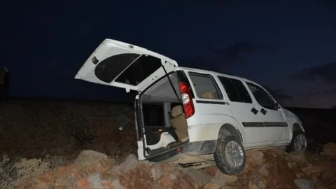 Otomobil Şarampole Uçtu 2 Yaralı