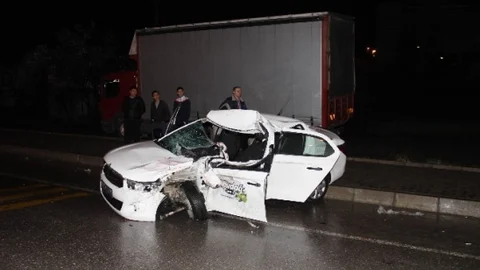 Otomobil Kamyonete Çarptı 1 Ölü