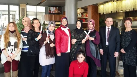 Hanımlar Cilt Bakımı Kursunu Tamamlayıp Sertifika Aldı