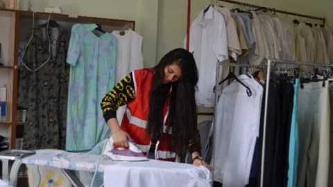 Üniversite Öğrencileri Sosyal Market'te Gönüllü Çalışıyor