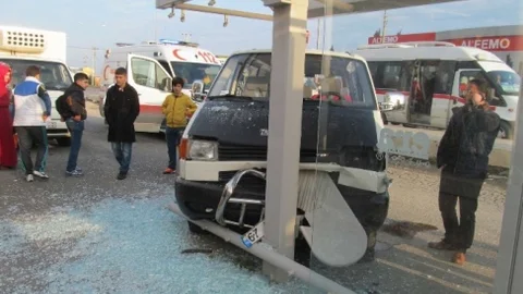 Yeni Ehliyet Alan Kadın Sürücü Durağa Girdi