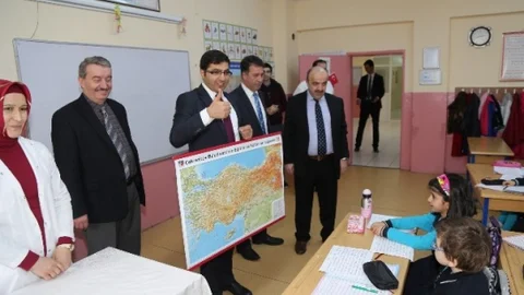 Çekmeköy'deki Okullara Harita Dağıtıldı