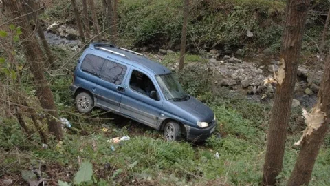 İçerisinde Çocuk Bulunan Araç Dere Yatağına Yuvarlandı