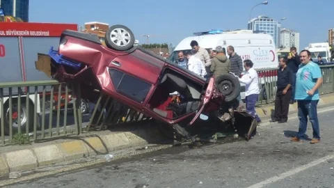 Kadıköy'de Aşırı Hız Yapan 16 Yaşındaki Ehliyetsiz Sürücü Demir Bariyerlere Çarptı