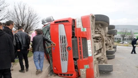 Virajı Alamayan Tir Yan Yattı