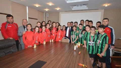 Başkan Üzülmez Başarılı Öğrencileri Ödüllendirdi