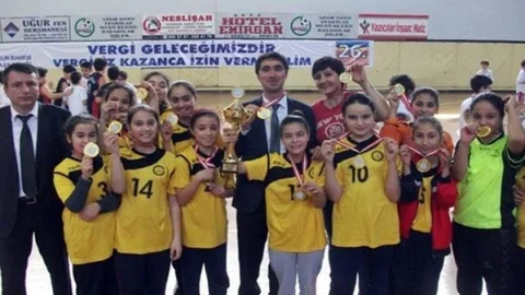 Hentbolde Kazanan Yine Karapınar Abdullah Güpgüpoğlu Ortaokulu Oldu