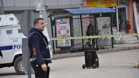 Durakta Unutulan Çanta Fünyeyle Patlatıldı