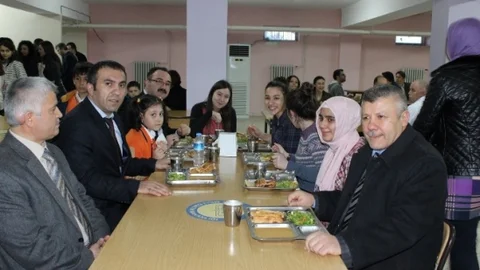 Liseden 12. Sınıf Öğrencilerine Moral Yemeği