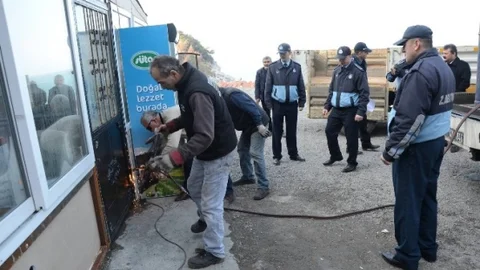 Dükkanı Yıkılan Gazi Belediye Binasını Bastı