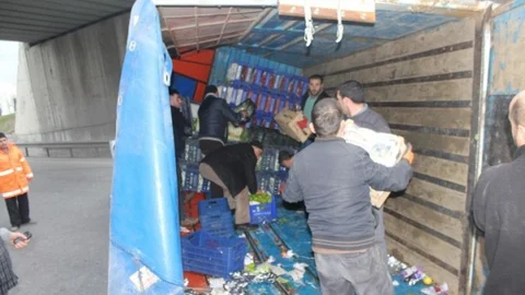 Devrilen Kamyonetten Malları El Birliğiyle Kurtardılar