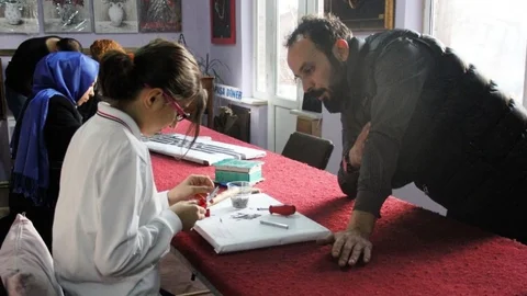 Çivi İle Teli Sanata Dönüştürüyorlar