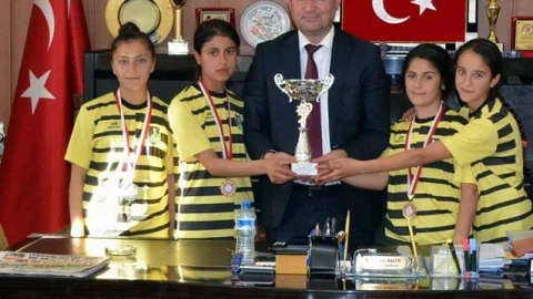 Ortaklar 75. Yıl Cumhurıyet Ortaokulu'ndan Başkan Akın'a Teşekkür Ziyareti
