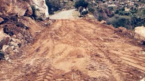 Yolu Kapatan Kaya Belediye Ekipleri Tarafından Kaldırıldı
