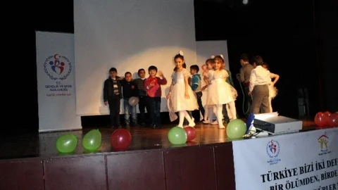 Savaşın Acılarını Unutmaya Çalışıyorlar