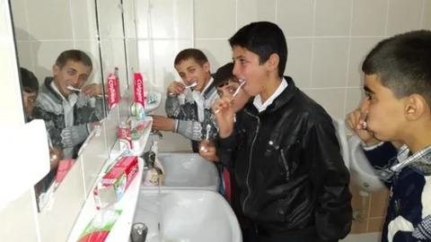 Silopi'de Köy Okulu Öğrencilerine Diş Fırçası Verildi