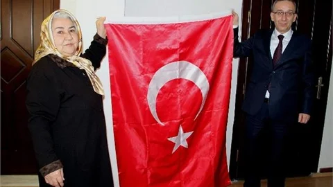 “Bayrak Ana” Mersin'den Samsun'a Bayrak Getirdi