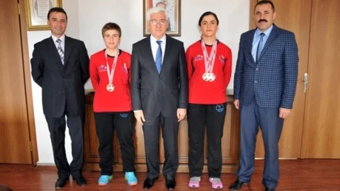 Vali Koca Şampiyon Bisikletçileri Ödüllendirdi