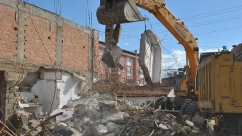 İncirliova'da Metruk Binalar Yıkılıyor
