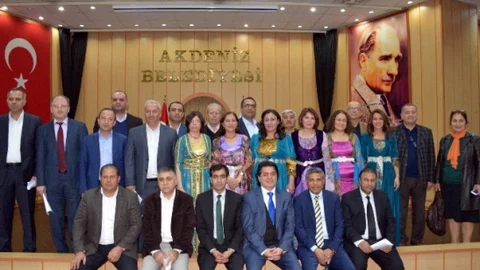 Akdeniz Belediye Meclisi Renkli Görüntülere Sahne Oldu