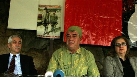 Milletvekili Aday Adayı Yırtık Çorap Ve Kıyafetlerle Çanakkale Ruhunu Hatırlattı