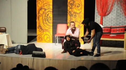 'pembe Aslında Siyahtır' Tiyatro Gösterisi Beğeni Topladı