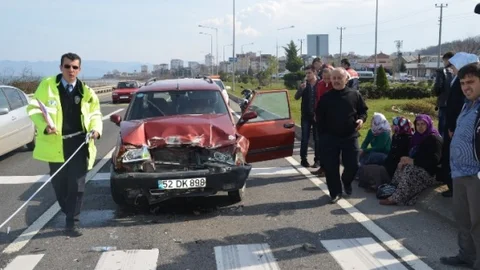 Işıkta Duran Otomobile Arkadan Çarptı 4 Yaralı