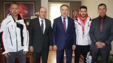 Vali Altıparmak Şampiyon Sporcuyu Kabul Etti