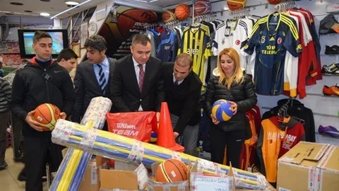 Tuşba Kaymakamlığından Okul Takımlarına Spor Malzemesi Yardımı