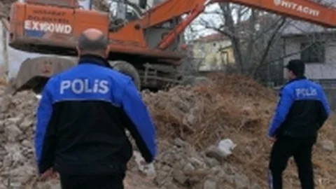 Aksaray'da Metruk Binalar Yıkılıyor