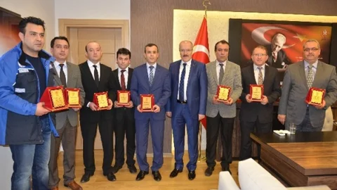 Başkan Kafaoğlu'ndan Personele Plaket