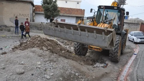 Çadırlardan Sonra Hendekler De Kapatılmaya Başlandı