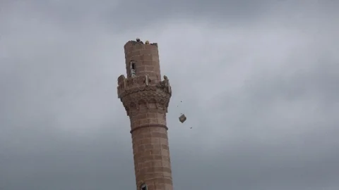 Beyşehir'de Yıkılma Riski Taşıyan Minareler Yıkıldı