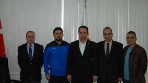 Başkan Dizer'den Türkiye Üçüncüsü Olan Güreşçiye Tebrik