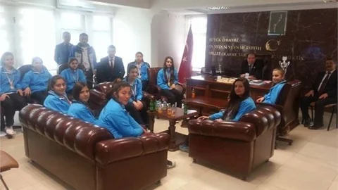 Şampiyon Kızlardan Kaymakam Gülen'e Ziyaret