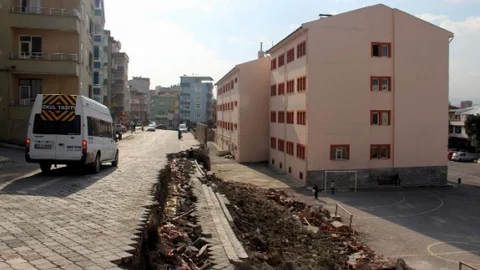 Çöken İstinat Duvarı Öğrencileri Tedirgin Ediyor