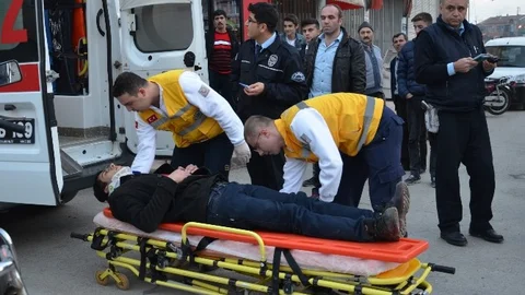 Otomobil İle Motosiklet Çarpıştı 2 Yaralı