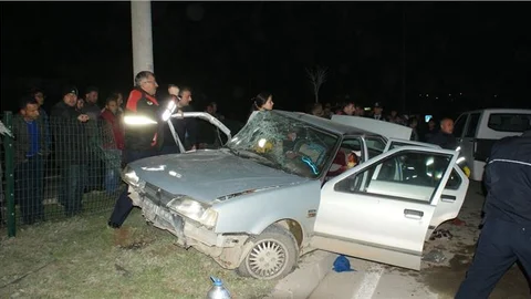 Samsun'da otomobil aydınlatma direğine çarptı 1 ölü, 3 yaralı